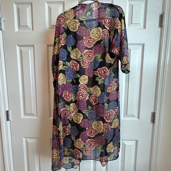 Beautiful lightweight chrysanthemum Shirley kimono - Picture 2 of 3